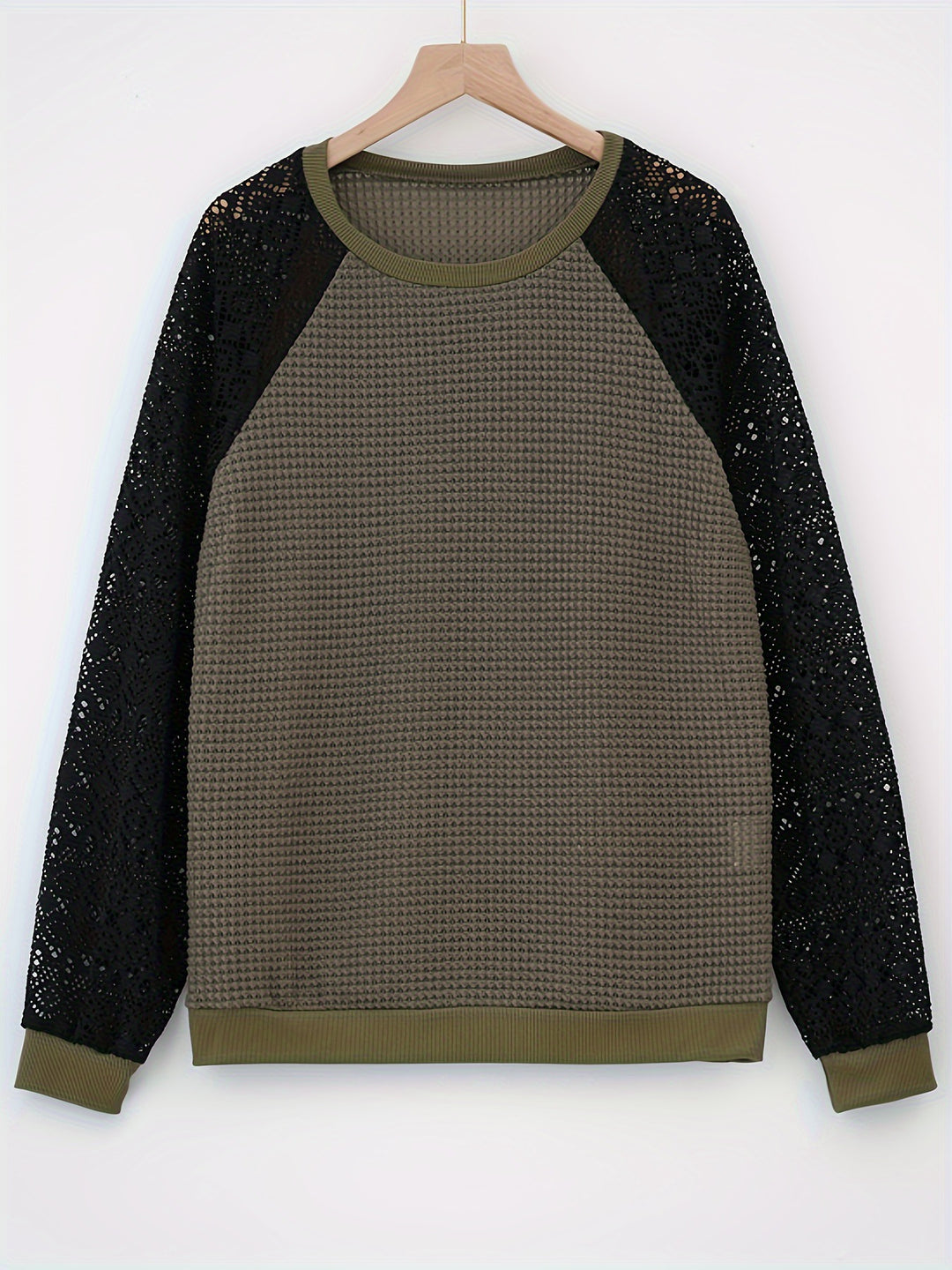 Women's pullover with waffle structure, raglan shape and transparent lace sleeves Mune Fashion