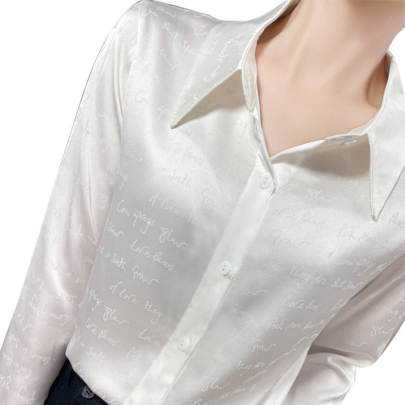 Ladies satin blouse with delicate jacquard writing, pointed shirt collar and continuous button closure Mune Fashion