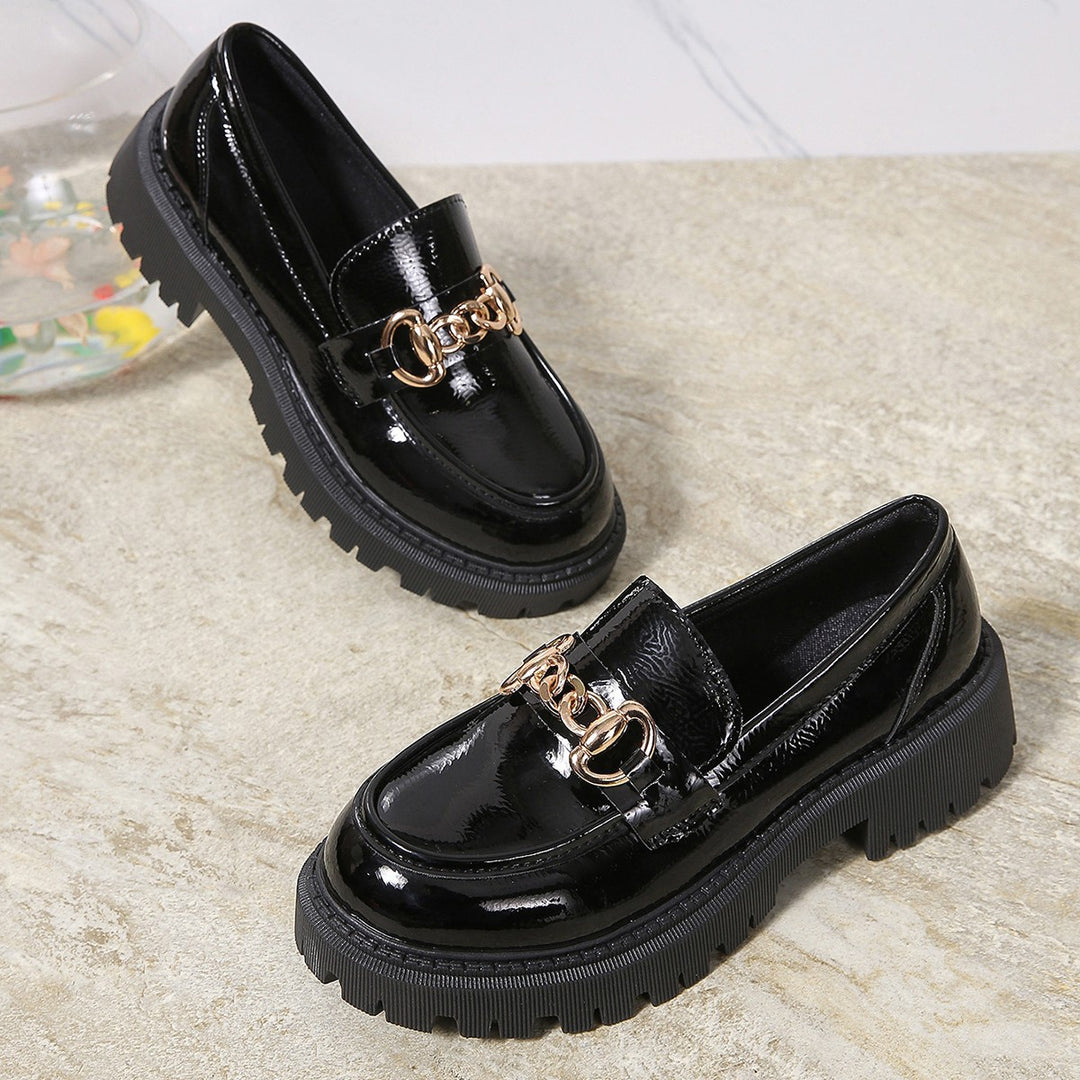 Women's robust loafer with profiled tractor sole and decorative metal chain application Mune Fashion