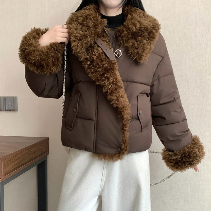 Women's short tailored puffer jacket with voluminous faux fur collar, buckle and zipper details Mune Fashion