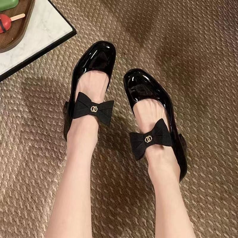 Women's patent ballerinas with decorative bow strap and padded comfort insole Mune Fashion