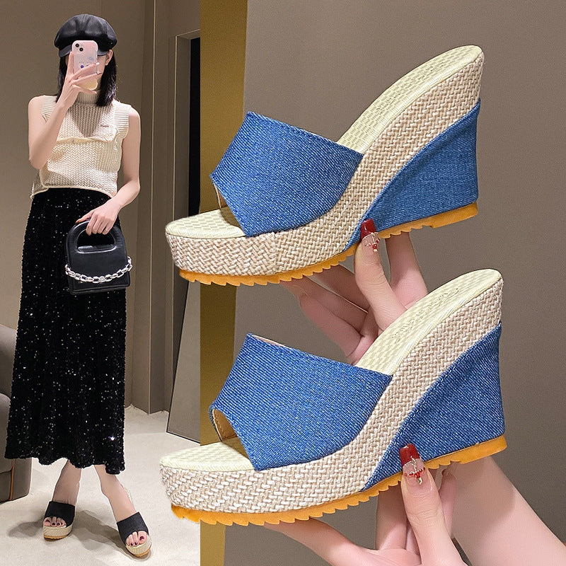 Women's Keil-sandal with open toe area, wide textile strap, straw platform and padded comfort insole Mune Fashion