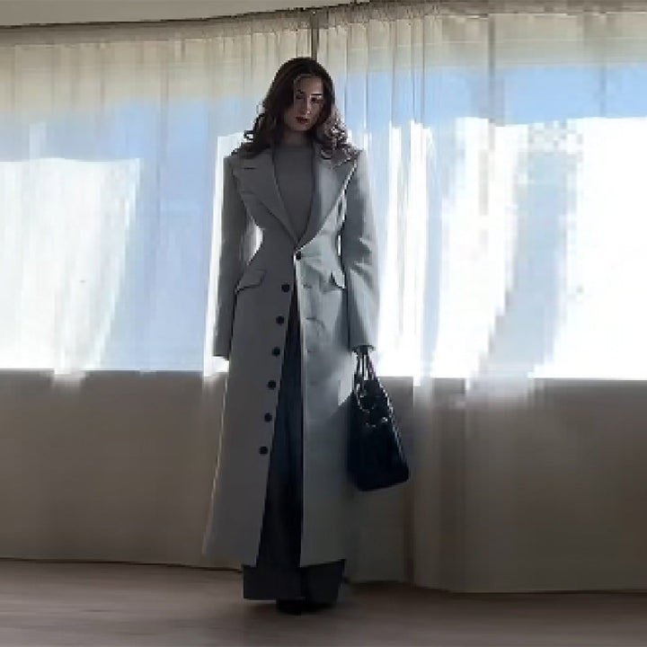 Women's longline coat made of wool blend with fitted silhouette, lapel collar and full button placket Mune Fashion
