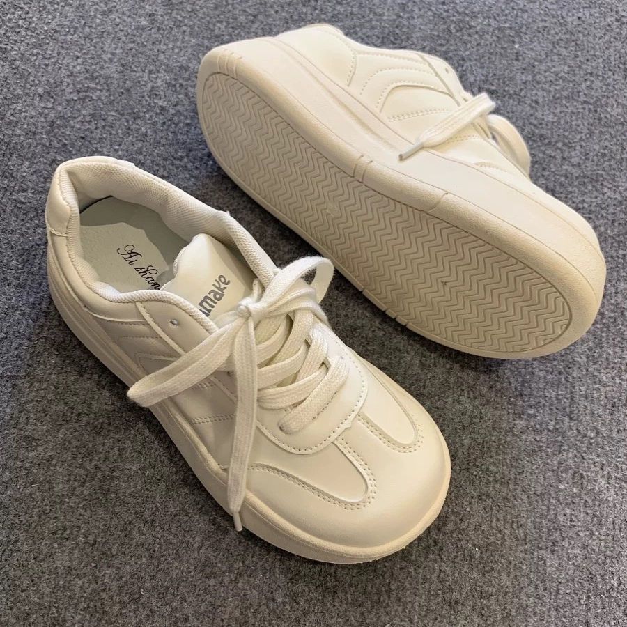 Women casual sneakers with non-slip sole and padded interior lining Mune Fashion