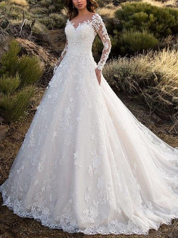 Elegant women's wedding dress with lace detailing & voluminous skirt for wedding | Mune Fashion