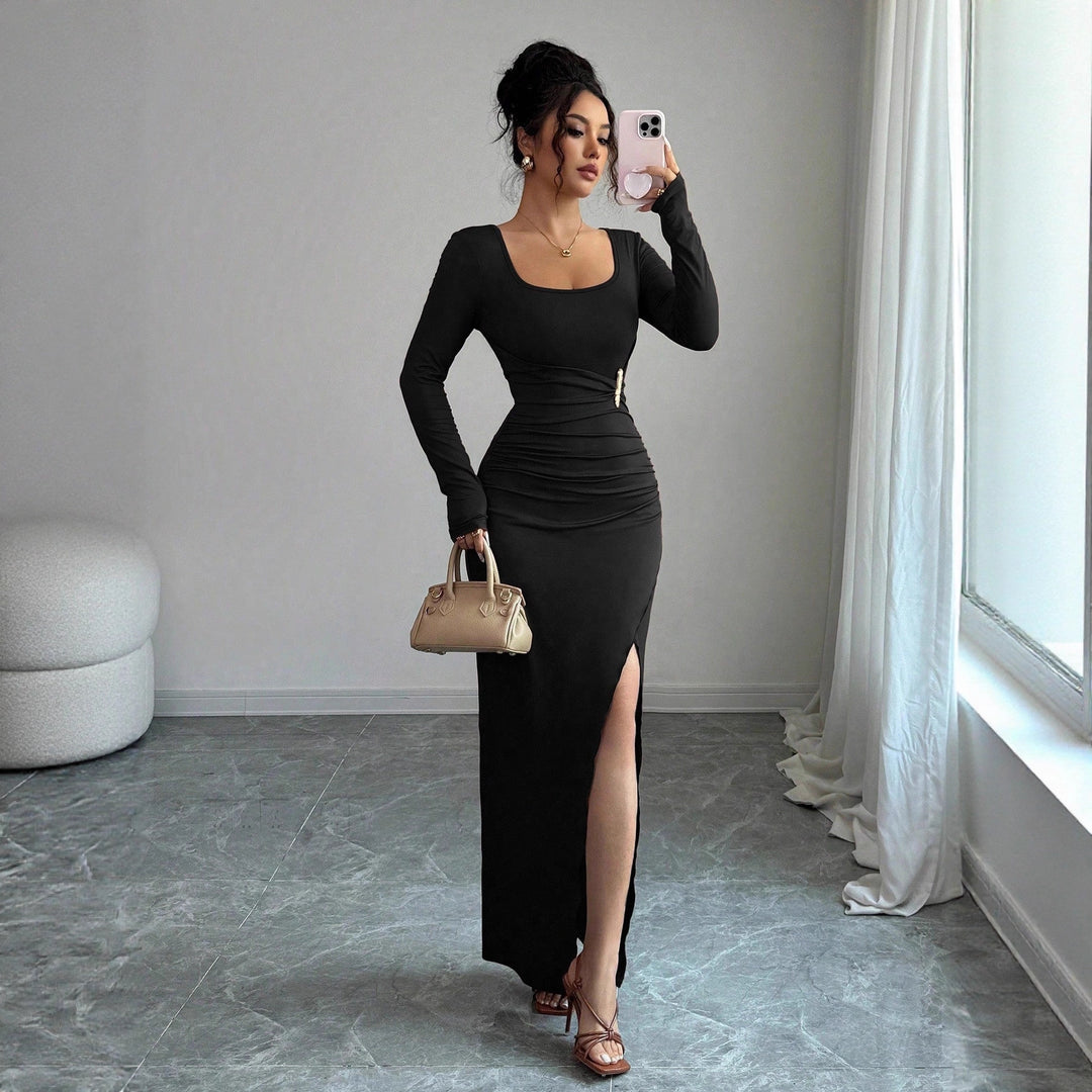 Ladies body-hugging maxi dress with square neckline, fitted gathering and high side slit Mune Fashion
