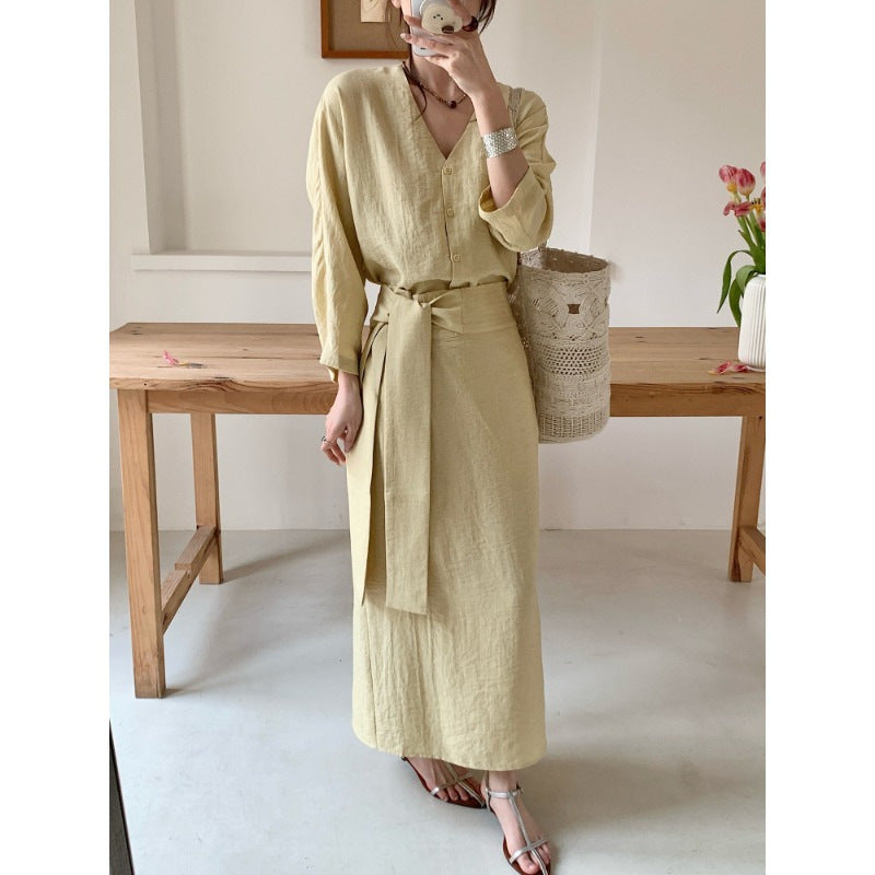 Women's midi dress in linen look with deep V-neck, fitted tie belt, and three-quarter sleeves Mune Fashion