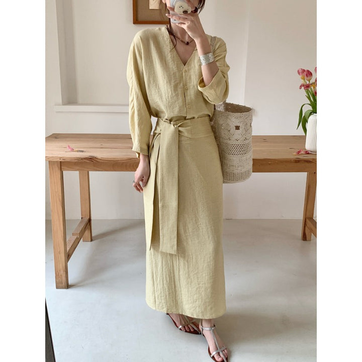 Women's midi dress in linen look with deep V-neck, fitted tie belt, and three-quarter sleeves Mune Fashion