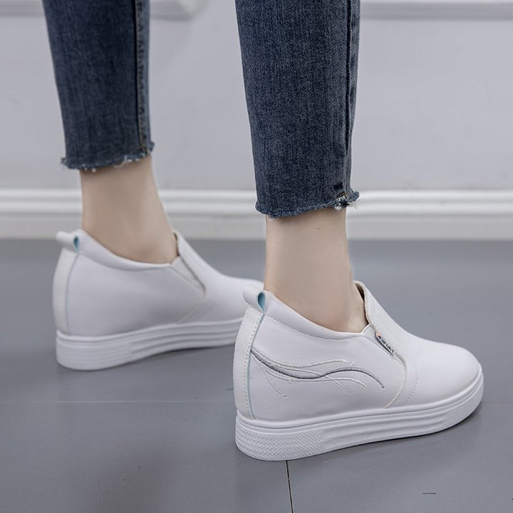 Damen Slip-On Keilsneaker mit verdecktem Keil, Lederimitat und dekorativer Stickerei Mune Fashion