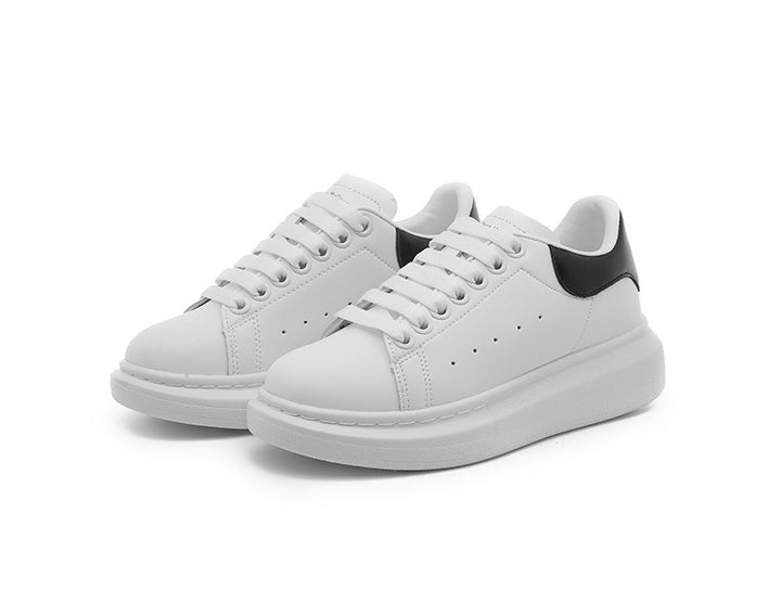 Unisex minimalist platform sneaker made of smooth synthetic leather with padded heel collar and cushioning lightweight sole Mune Fashion