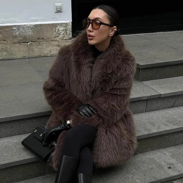 Women's short coat made of long-fiber shaggy faux fur with extra voluminous shawl collar Mune Fashion