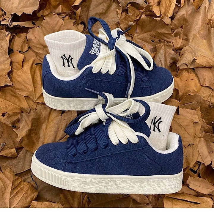 Women's retro-style sneakers with padded tongue and breathable upper material Mune Fashion