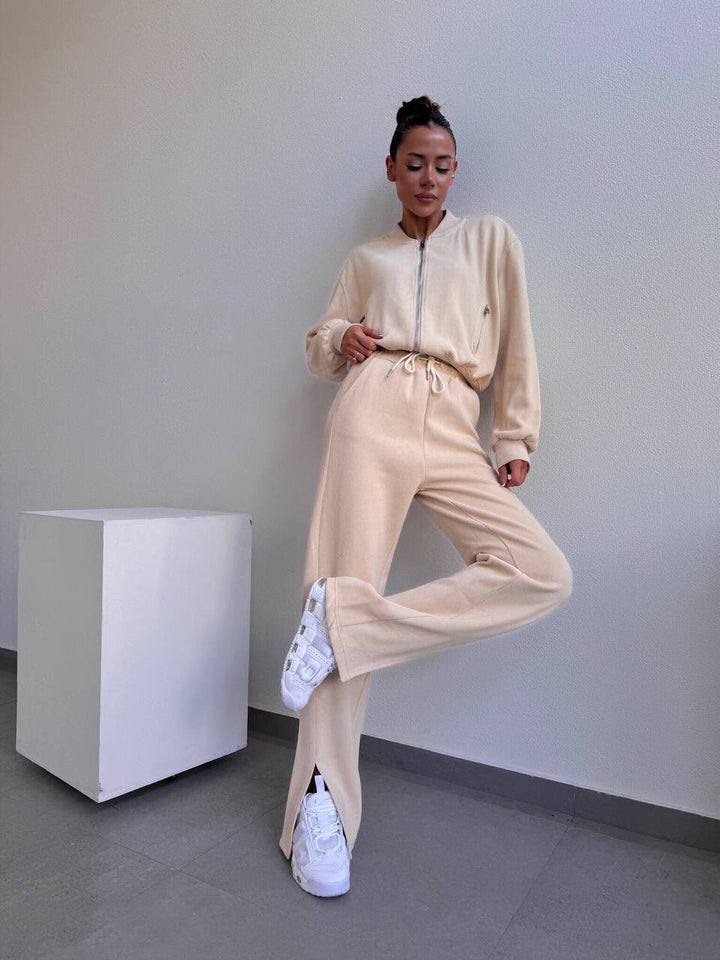 Women’s loungewear set with short zip jacket and high-waisted jogging pants with side split Mune Fashion