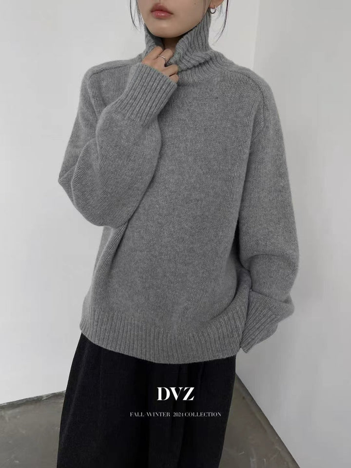 Women's turtleneck sweater made of fine wool blend with straight cut and wide ribbed collar Mune Fashion
