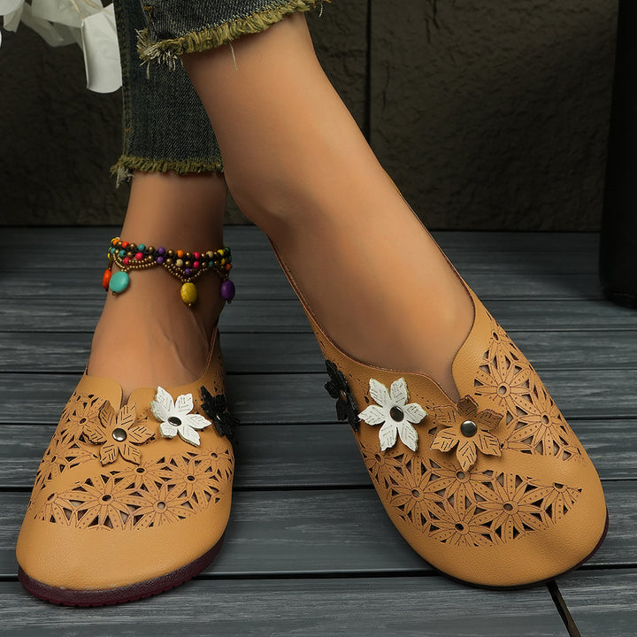 Ladies' flat ballerina slippers with laser perforation and three-dimensional flower appliqué Mune Fashion