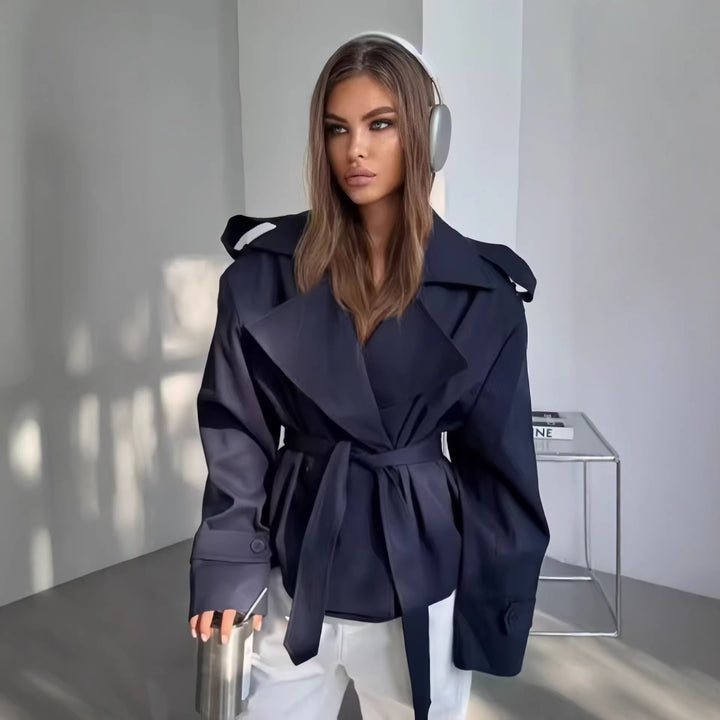 Women's short trench coat with waist belt, double-breasted button placket and shoulder patches Mune Fashion