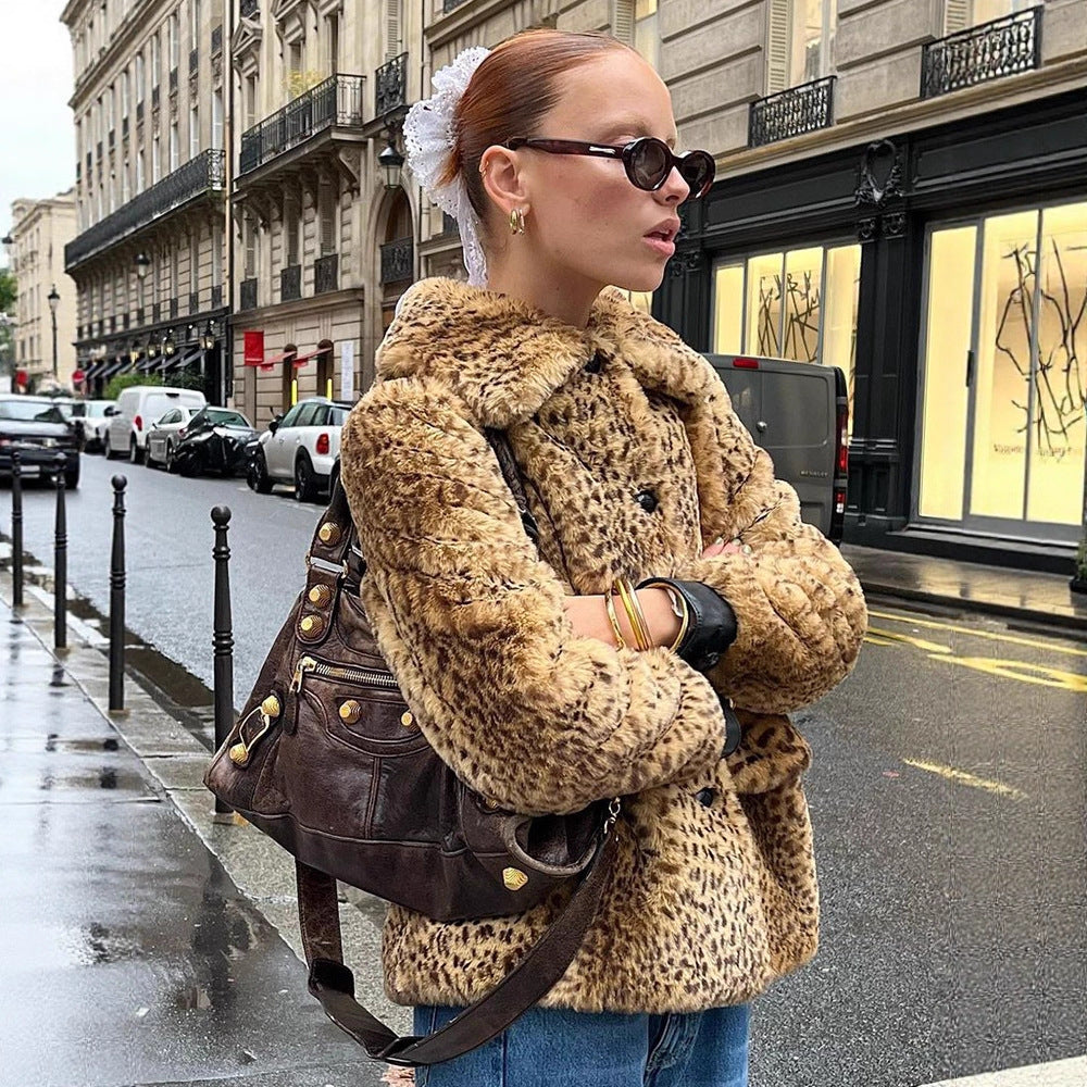 Women's Boxy Short Coat made of Faux Fur with Allover Leopard Print and Foldable Shawl Collar Mune Fashion