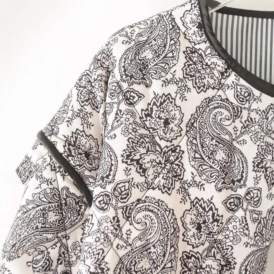 Ladies non-quilted paisley quilted jacket with round neckline, patch pockets and contrasting piping Mune Fashion