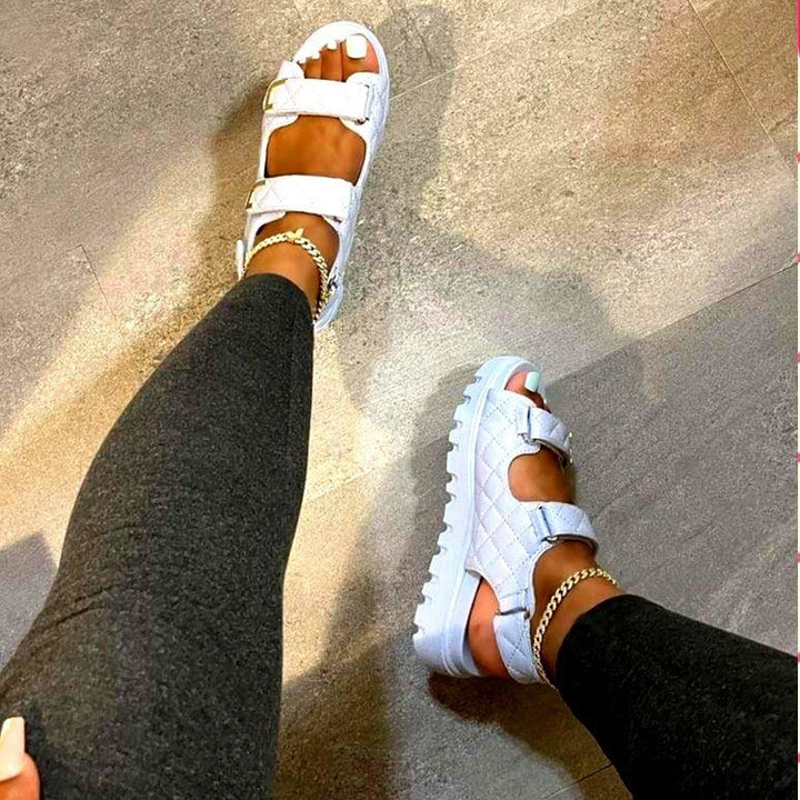 Women's padded three-strap sandals with adjustable metal buckles and sturdy profile sole Mune Fashion