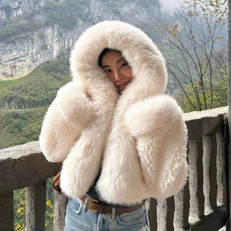 Women's short jacket made of voluminous faux fur with XXL hood and ball sleeves Mune Fashion