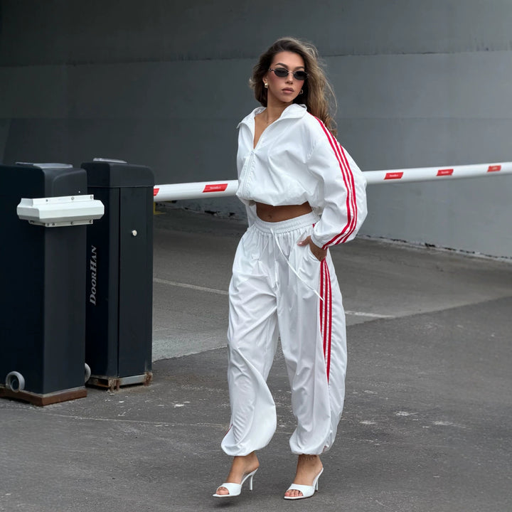 Women's oversized cropped training jacket and high-waisted jogger set with side stripes Mune Fashion