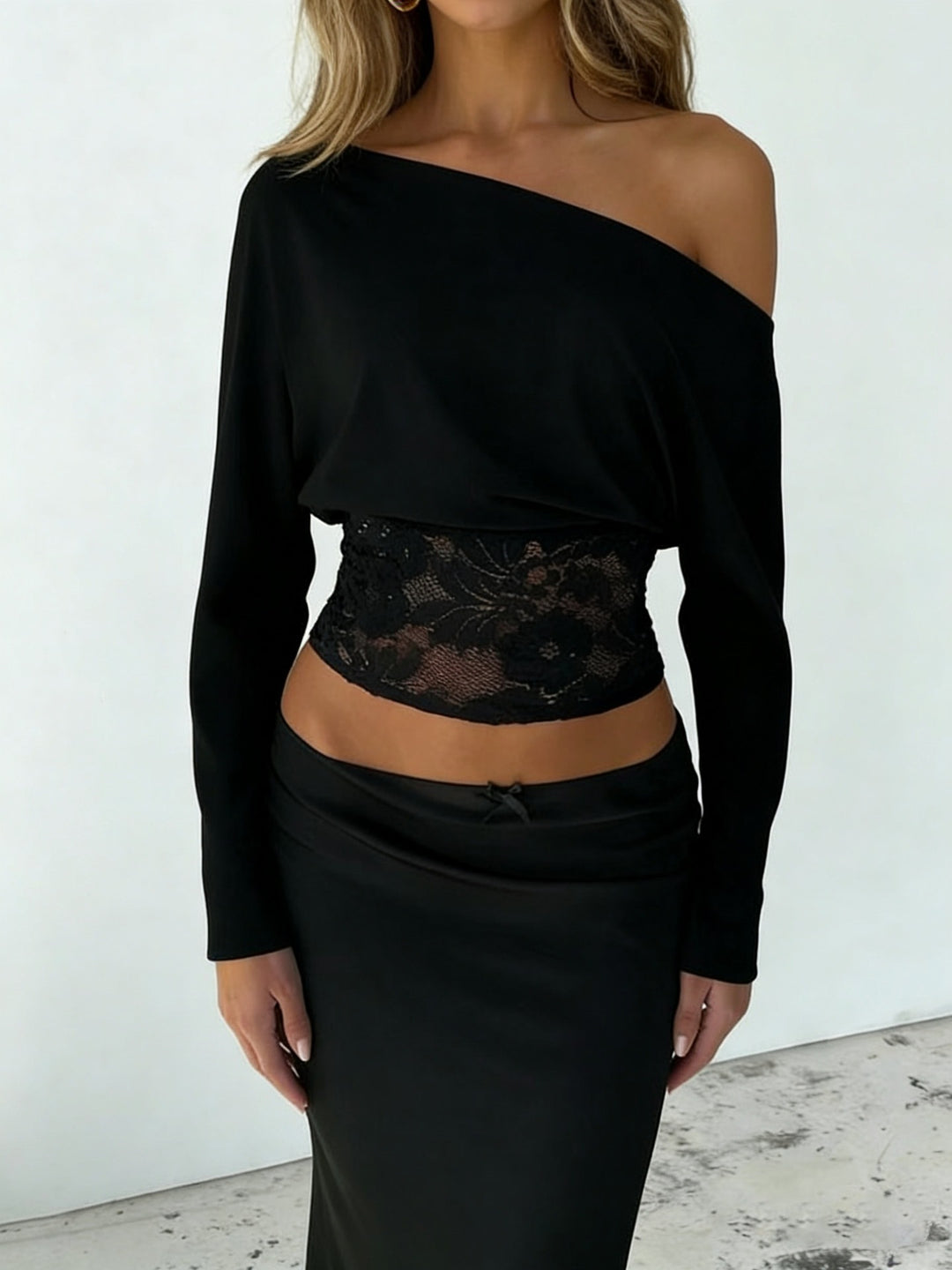 Women off-the-shoulder short top with integrated floral waist insert made of lace and dropped sleeves Mune Fashion
