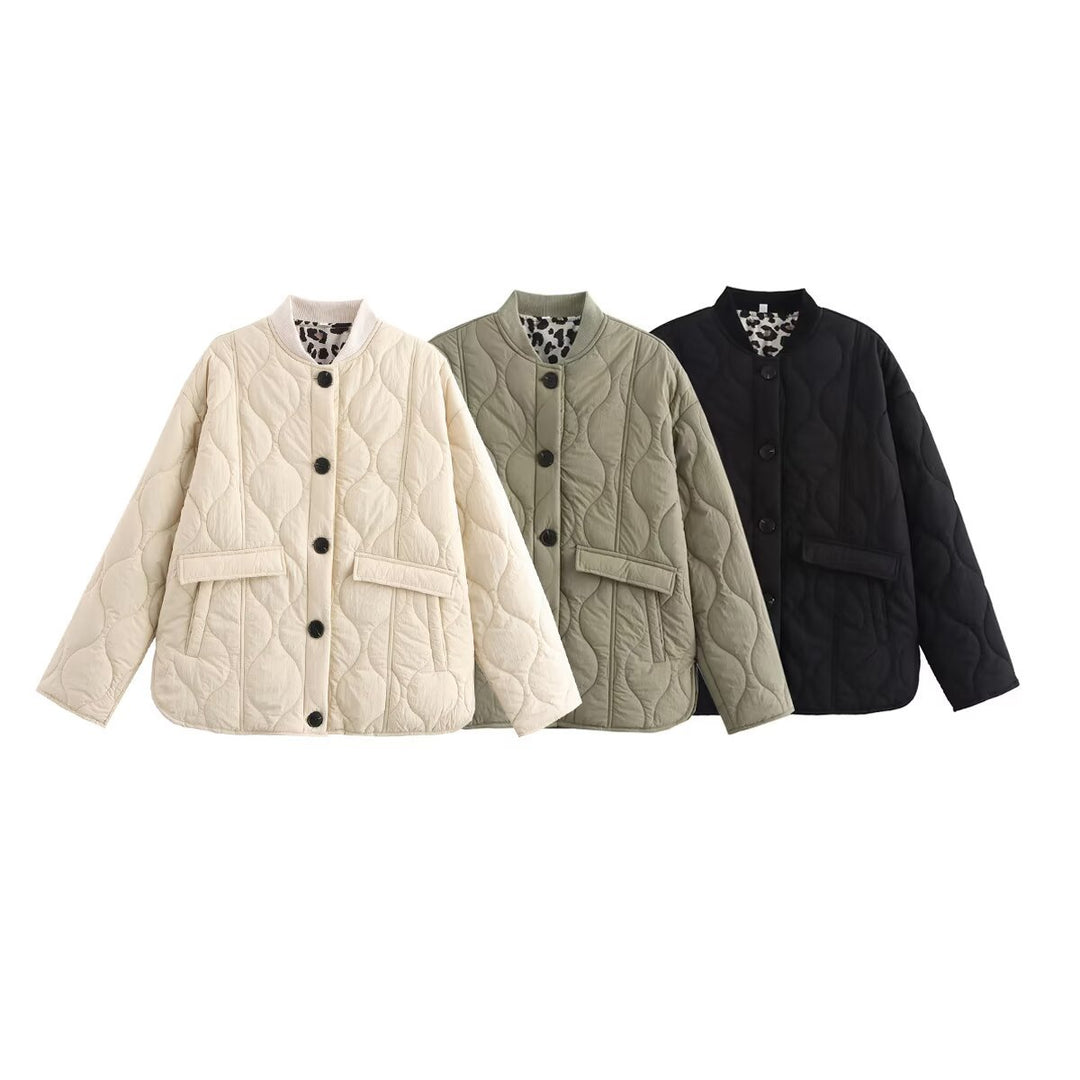 Women's quilted short jacket with round neckline, decorative button placket and flap pockets Mune Fashion