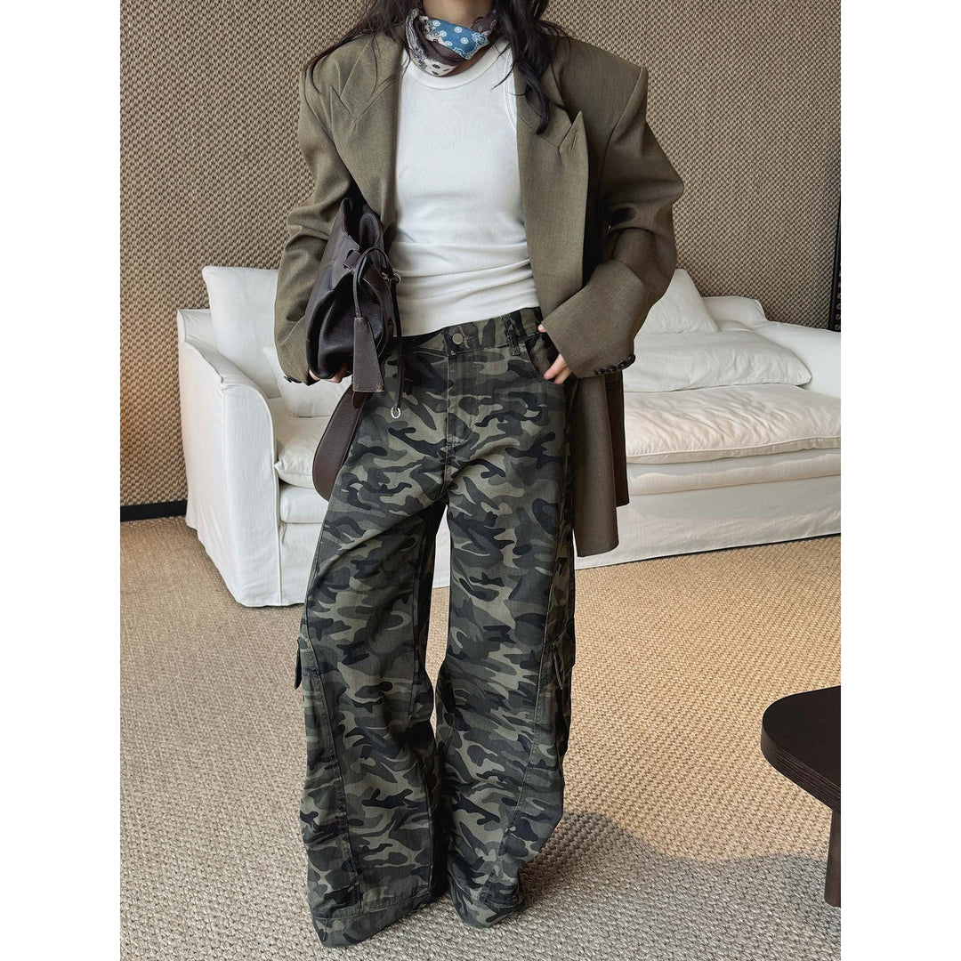 Women’s cargo pants in baggy cut with camouflage pattern and large flap pockets