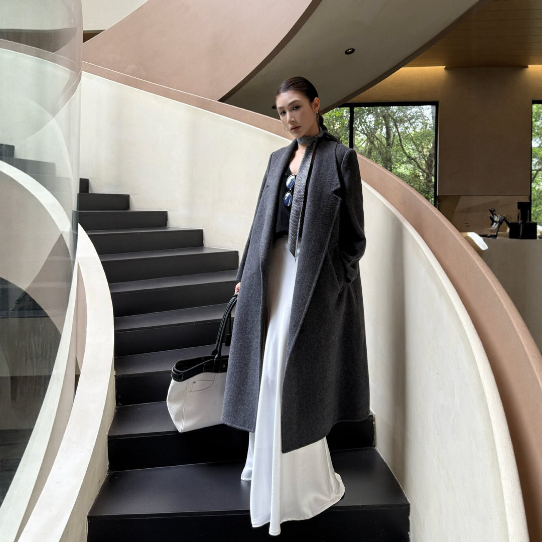 Women's Oversize Wool Coat with Structured Shoulder Section and Elegant Lapel Mune Fashion