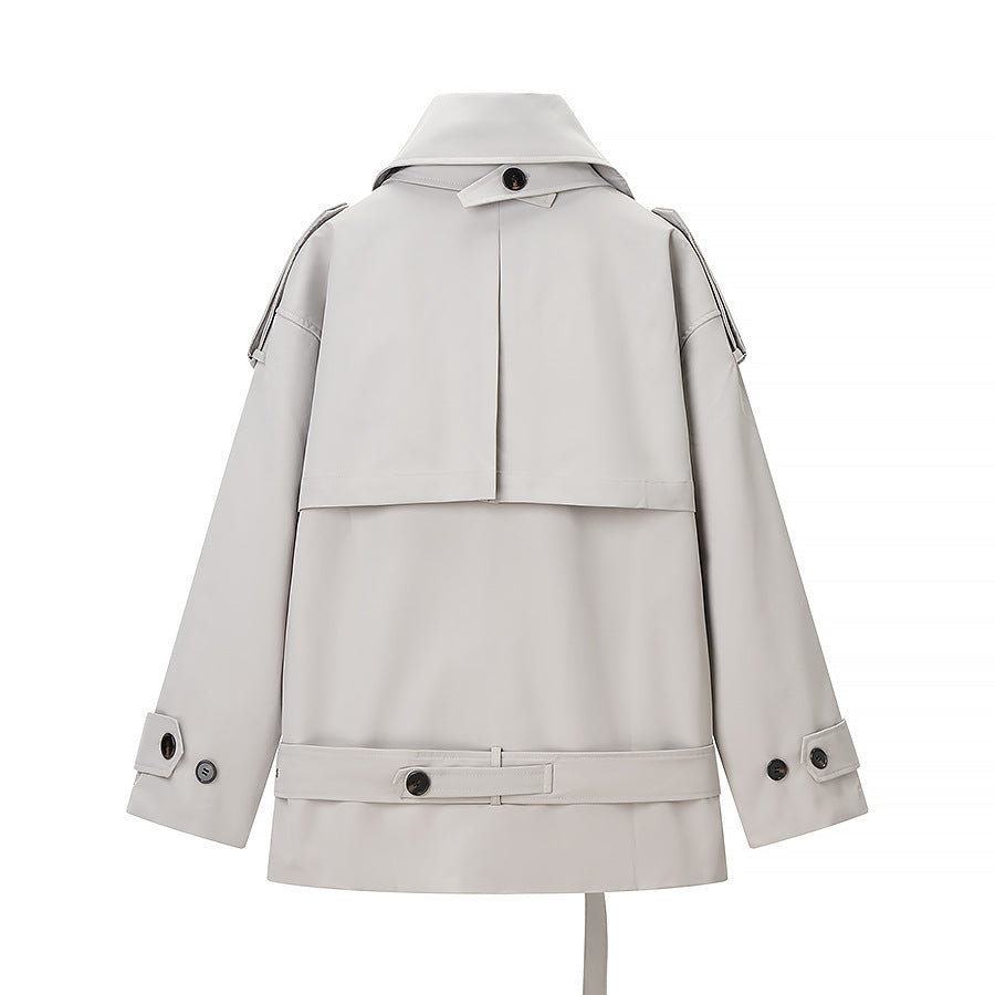 Women's short trench-style jacket with high standing collar, double-breasted front and waist belt Mune Fashion