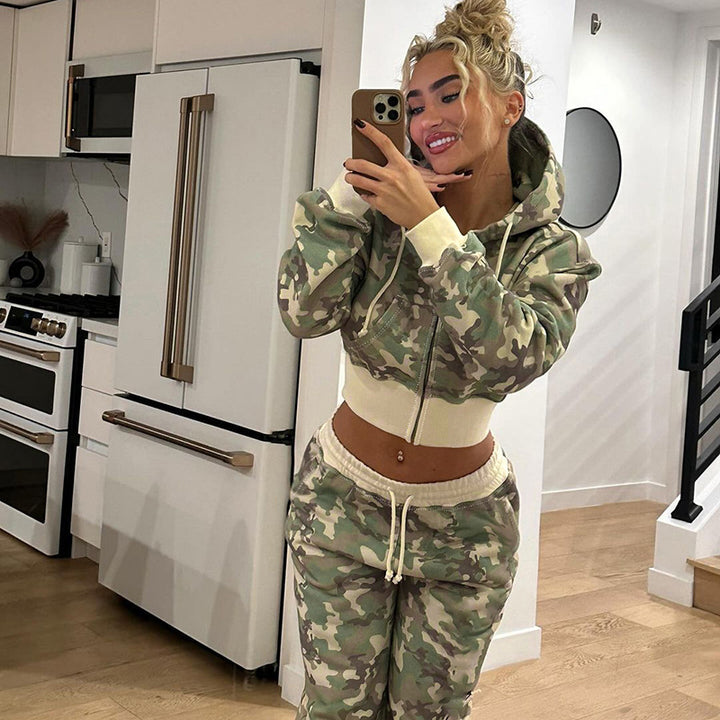 Women's short-cut hooded jacket with camouflage pattern, front zipper, kangaroo pocket and wide ribbed hem Mune Fashion
