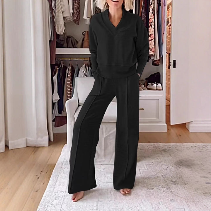 Ladies two-piece lounge set made of soft jersey with V-neck and wide palazzo pants cut Mune Fashion