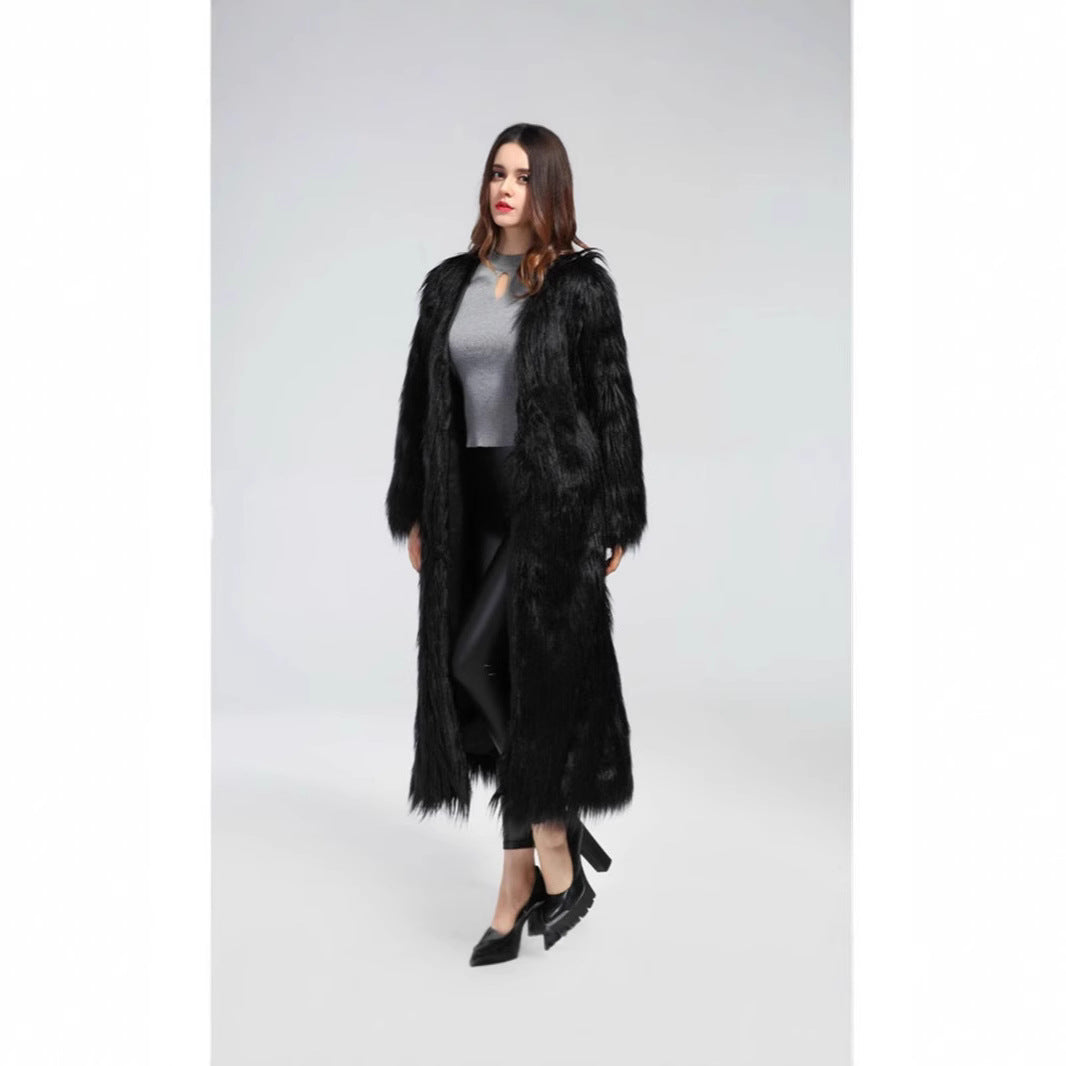 Women's extravagant floor-length high-pile faux fur coat with train and open cut Mune Fashion