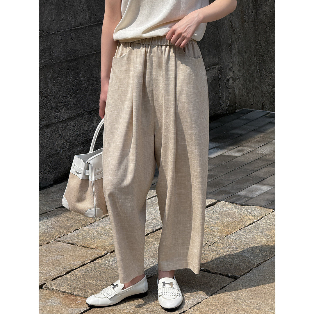 Women's elegantly tailored blouse with elastic cuffs
