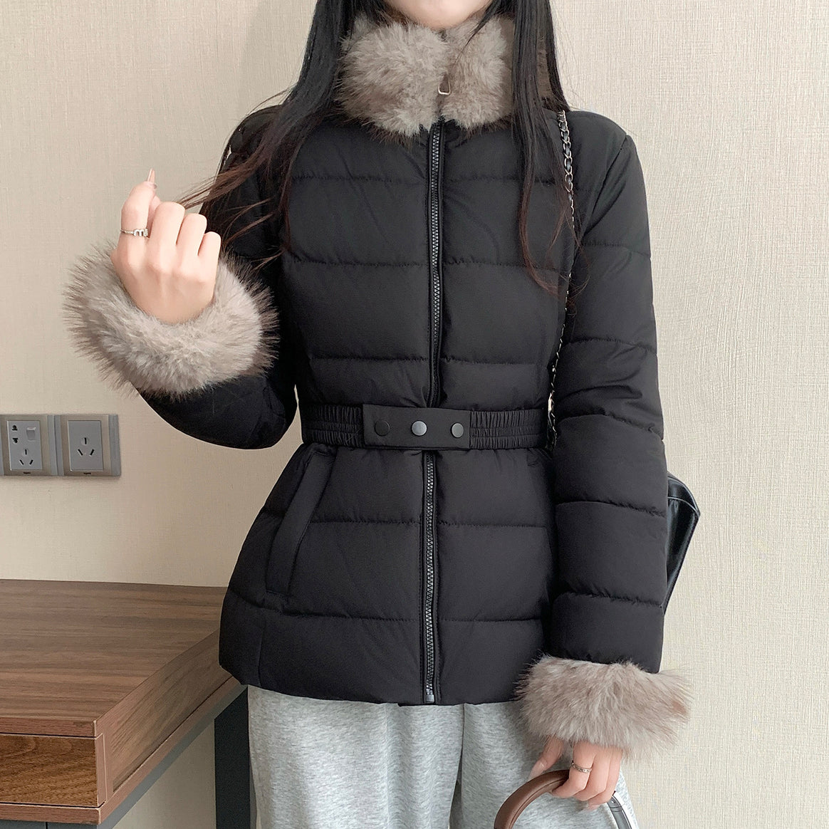 Women's fitted thermal quilted jacket with removable fake fur collar and elastic waist belt Mune Fashion