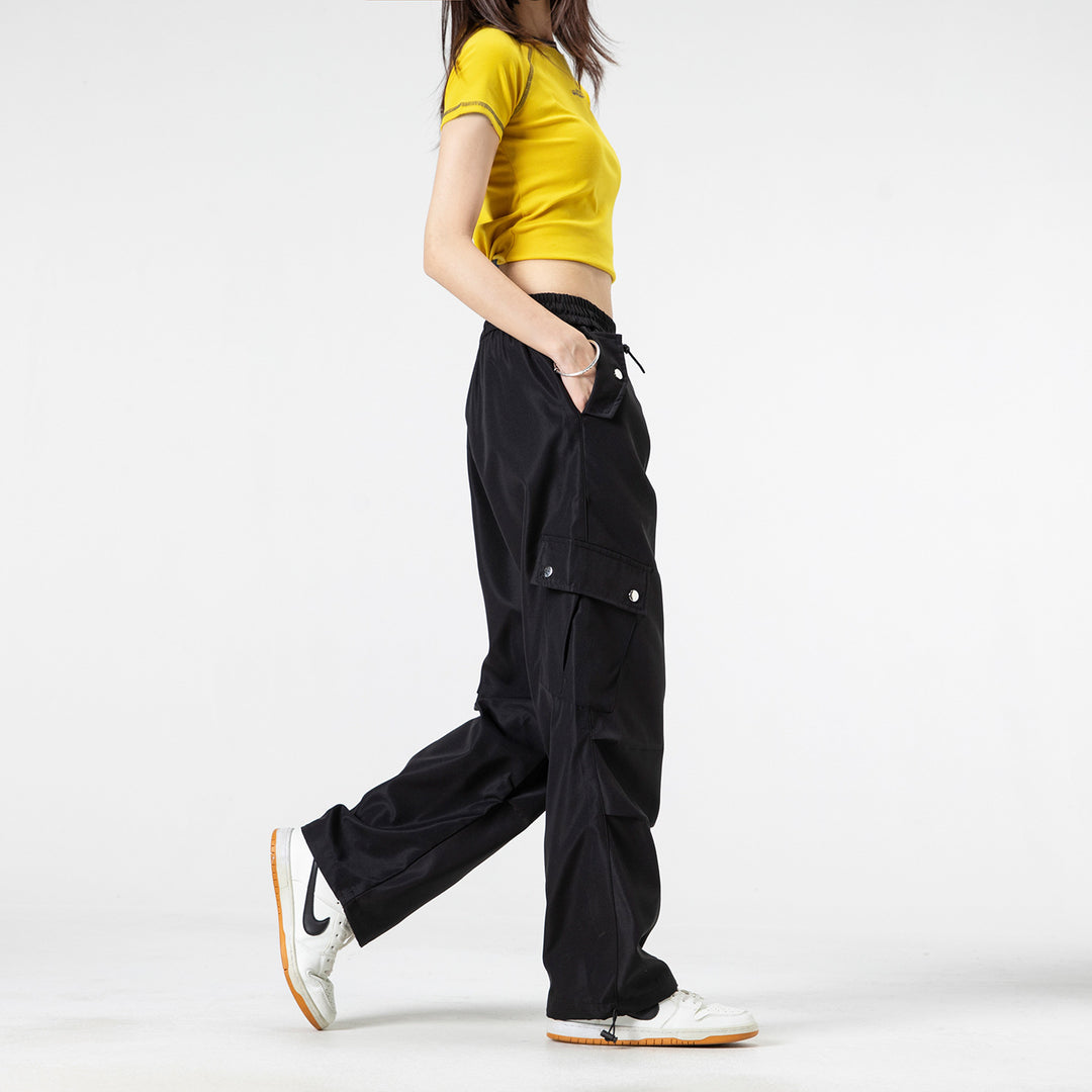 Men's Loose Utility Cargo Pants with Drawstring Waistband, Flap Pockets, and Adjustable Hem Closures Drune