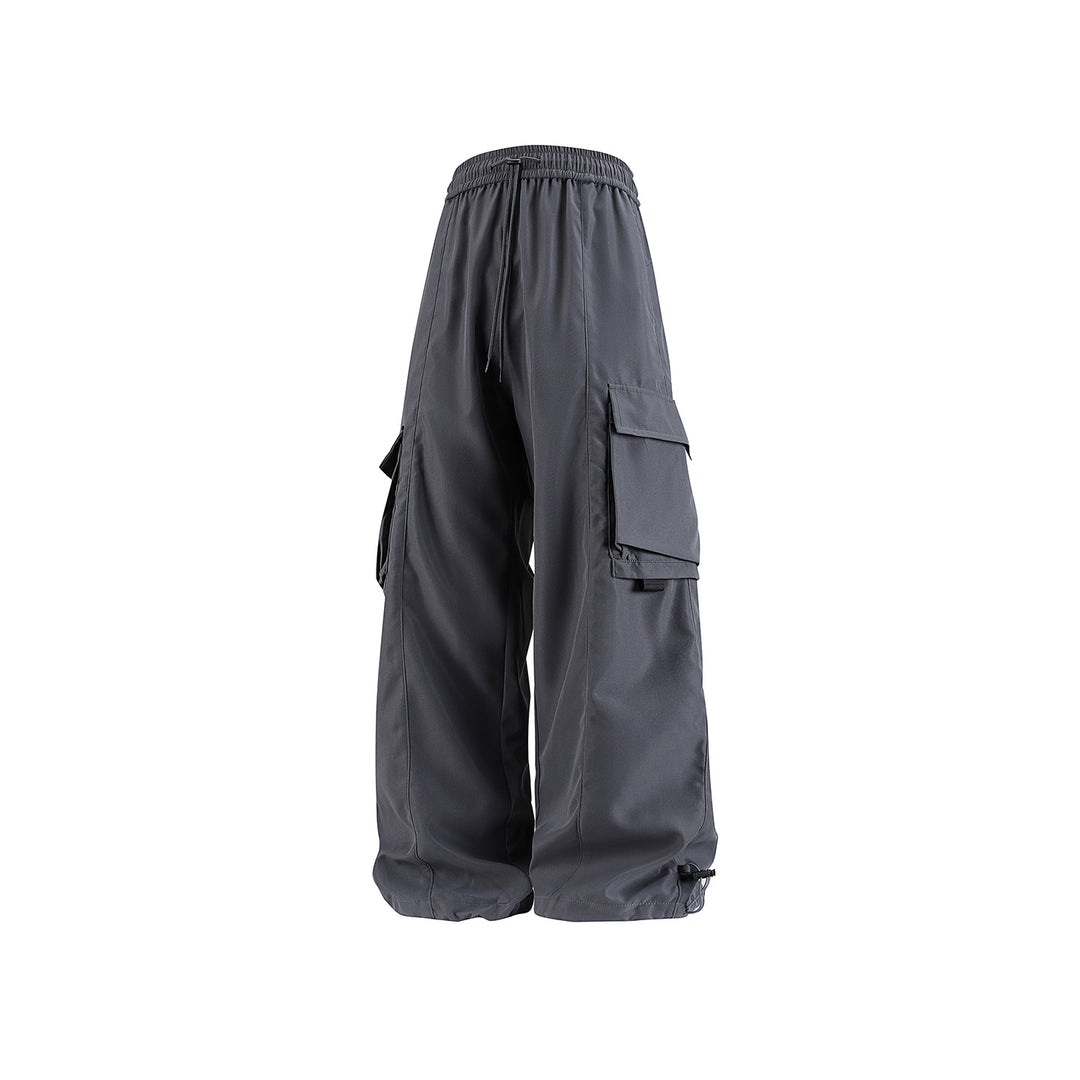 Men's wide utility cargo pants in baggy cut with drawstring waistband, large flap pockets, and adjustable leg hems Drune