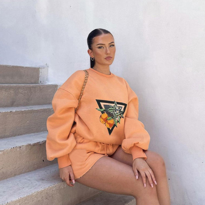 Women's casual set made of sweatshirt with illustrative orange embroidery and fitted high-waist shorts Mune Fashion
