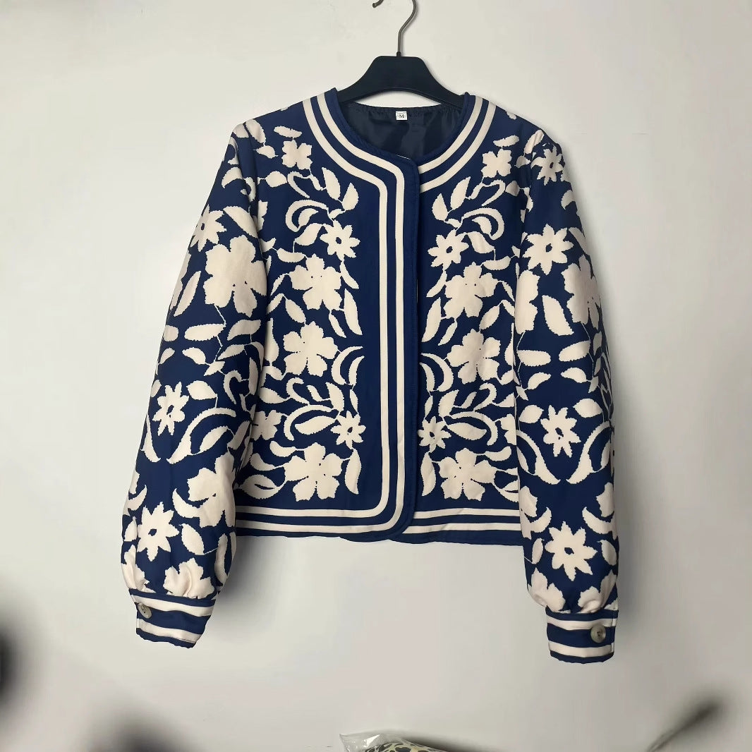 Women's non-quilted short jacket in ornamental bandana print with round neckline and decorative piping Mune Fashion