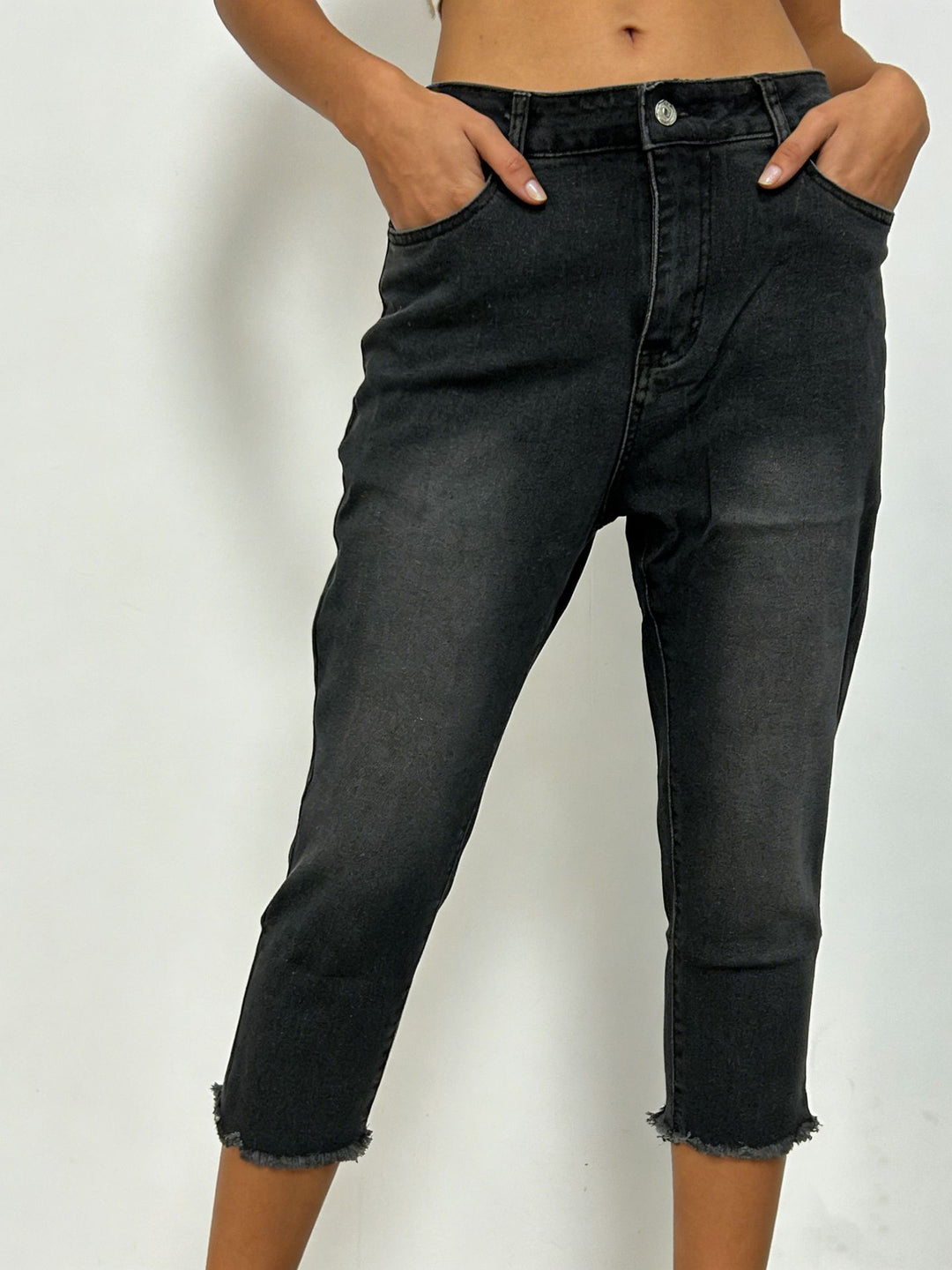 Women's narrow ankle-length jeans with raw fringe finish and mid-rise waist Mune Fashion