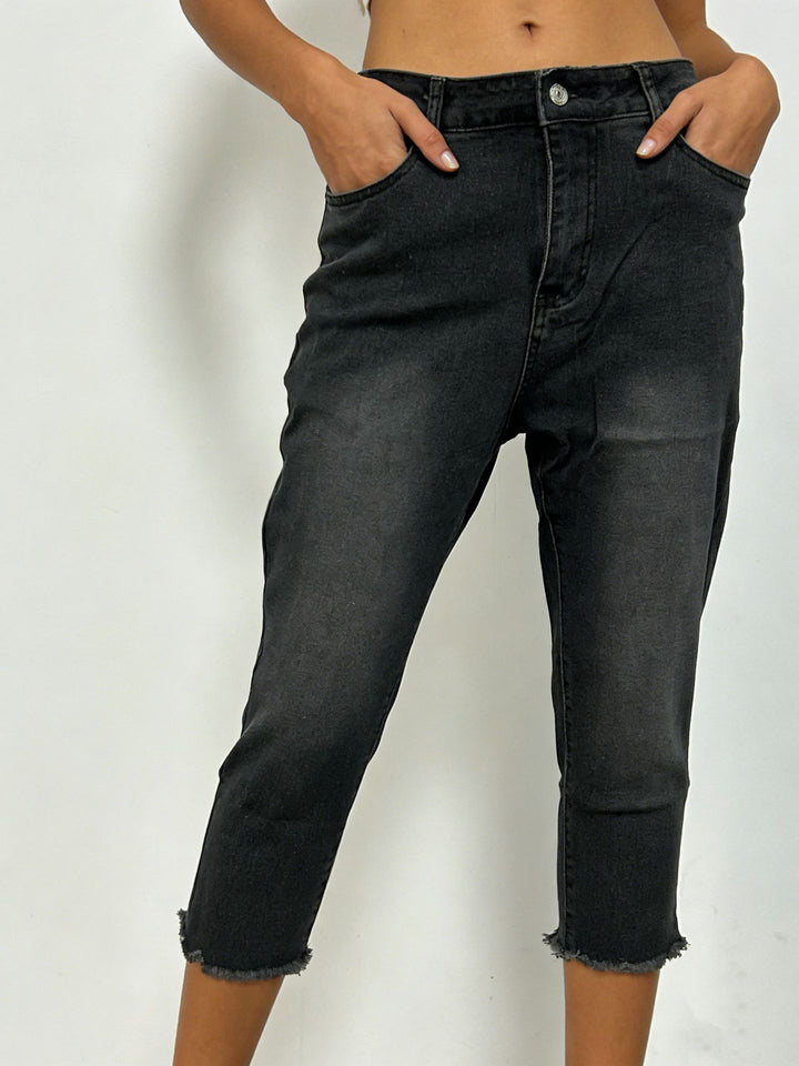Women's narrow ankle-length jeans with raw fringe finish and mid-rise waist Mune Fashion