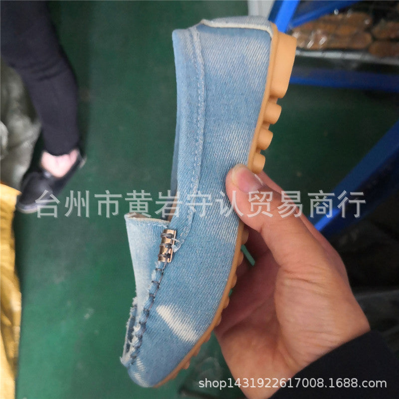 Ladies' elegant suede moccasins with cushioned insole and metallic decorative application Mune Fashion