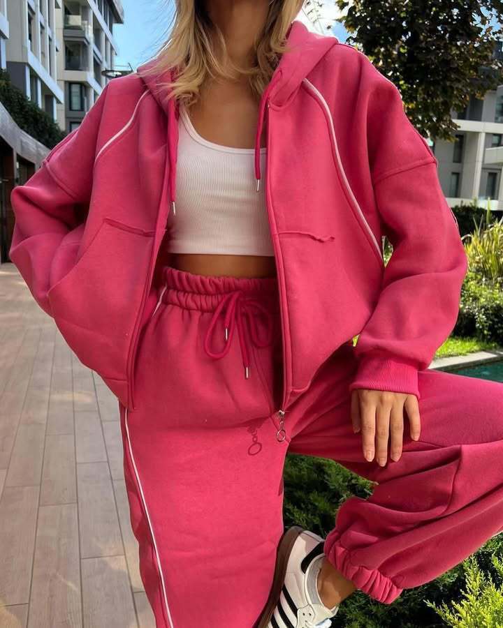 Women's short zip hoodie and high-waist jogging pants set with elastic comfort waistband and side piping Mune Fashion