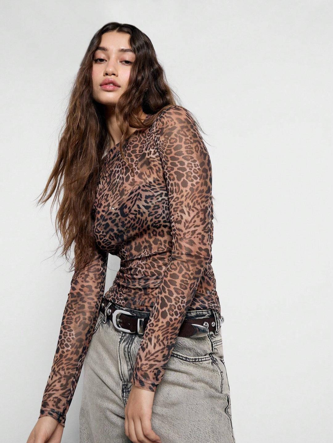 Women's figure-hugging mesh long sleeve with leopard pattern and side ruching Mune Fashion