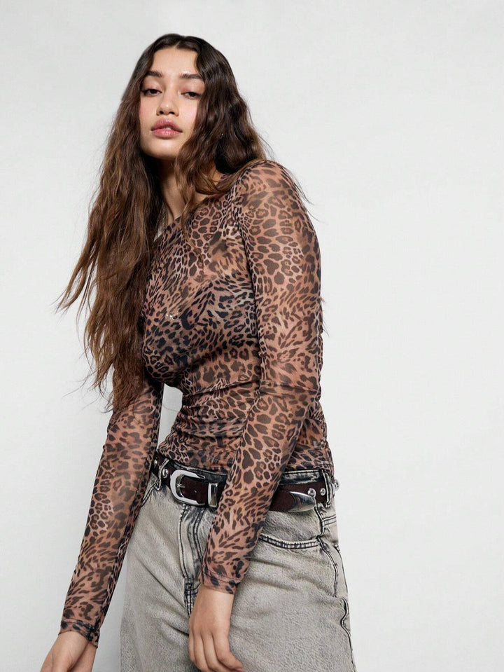 Women's figure-hugging mesh long sleeve with leopard pattern and side ruching Mune Fashion