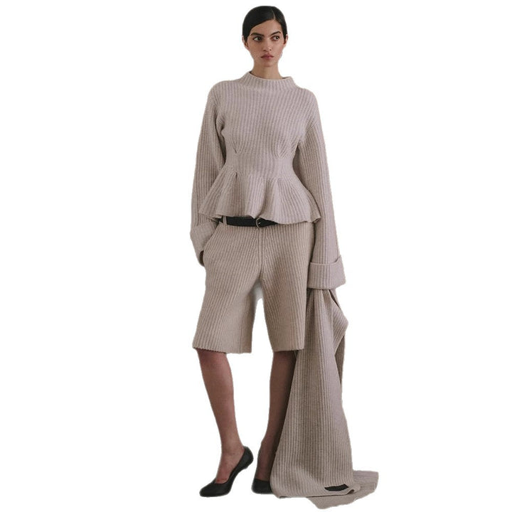 Women's fine knit two-piece set with fitted peplum sweater and high-waist bermuda Mune Fashion
