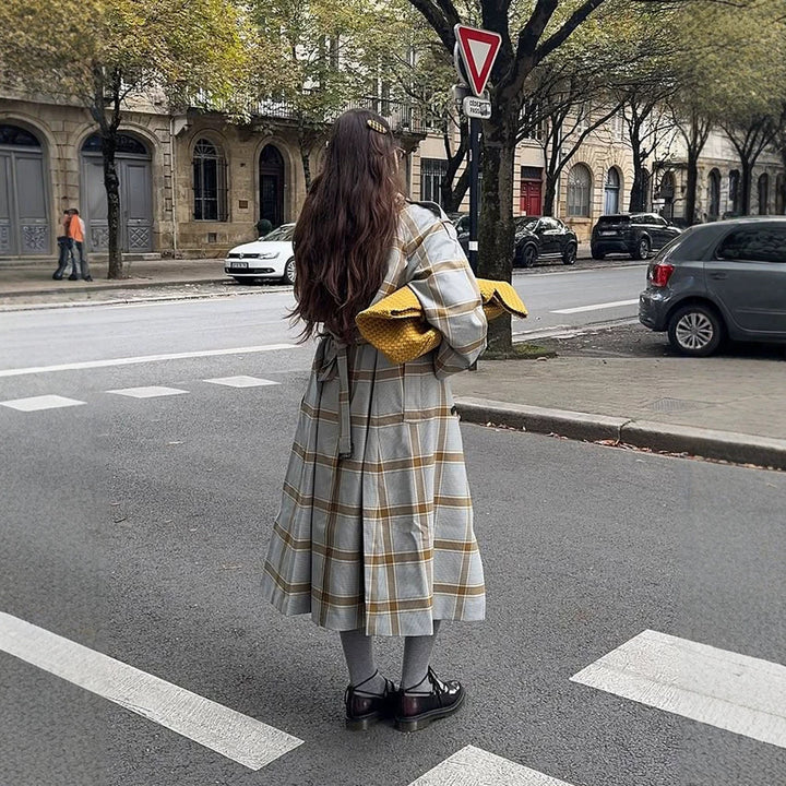 Women's long checkered coat in trench coat style with double button placket Mune Fashion