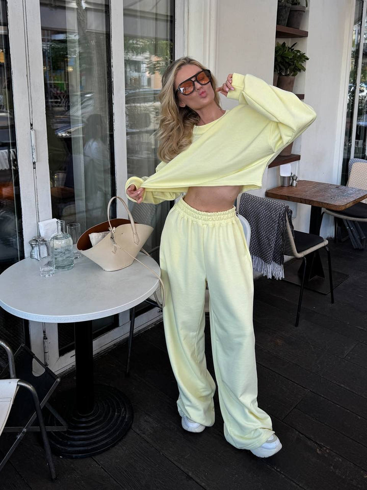 Women's Oversize Lounge Set with Short Sweatshirt and Loose Jogging Pants Mune Fashion