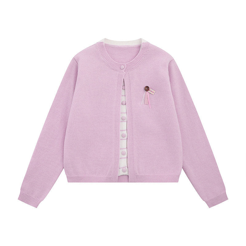 Ladies fine knit cardigan with round neckline, concealed button placket, and decorative brooch Mune Fashion