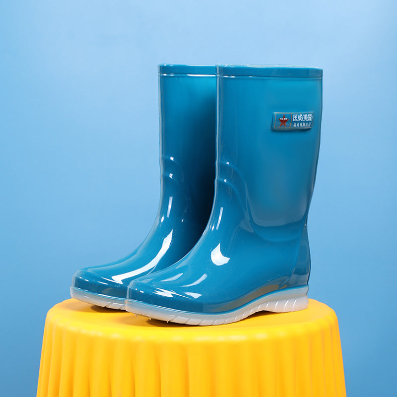 Women Mid-Height Waterproof Rubber Ankle Boots with Glossy PVC Look and Non-Slip Sole Mune Fashion